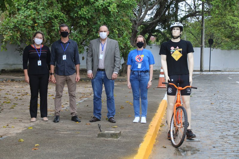 Imagem boneco ciclista na pista de prova.