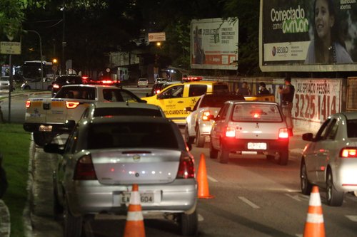 Operação Lei Seca realizada na avenida Beira Rio. Período Noturno. Detran e Policia Militar.