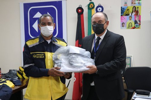 Solenidade presidida pelo superintendente Isaías Gualberto e pelo coordenador da Operação Lei Seca, Rochester Vale, entrega novos equipamentos e fardamentos aos agentes da OLS.