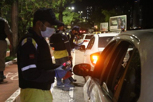 Operação Lei Seca realizada pela Divisão de Policiamento de Trânsito. Período Noturno. Detran e Policia Militar.