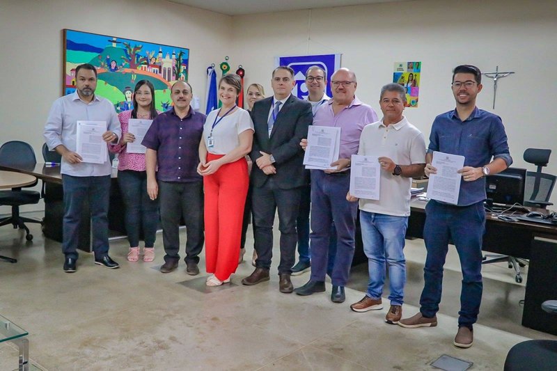 Assinatura de convênio com clubes de futebol.