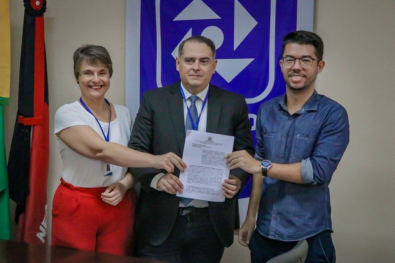 Assinatura de convênio com clubes de futebol.