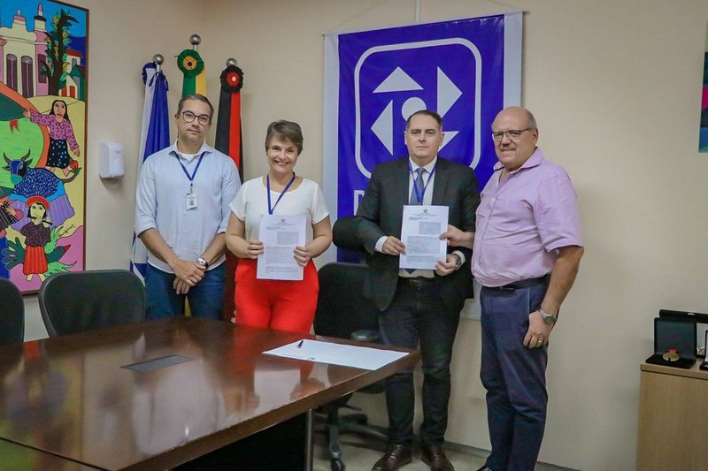 Assinatura de convênio com clubes de futebol.