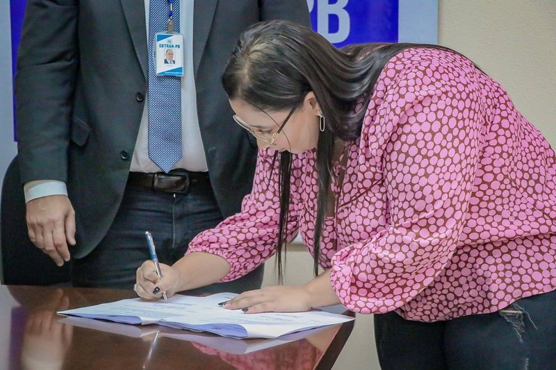 Assinatura de convênio com clubes de futebol.