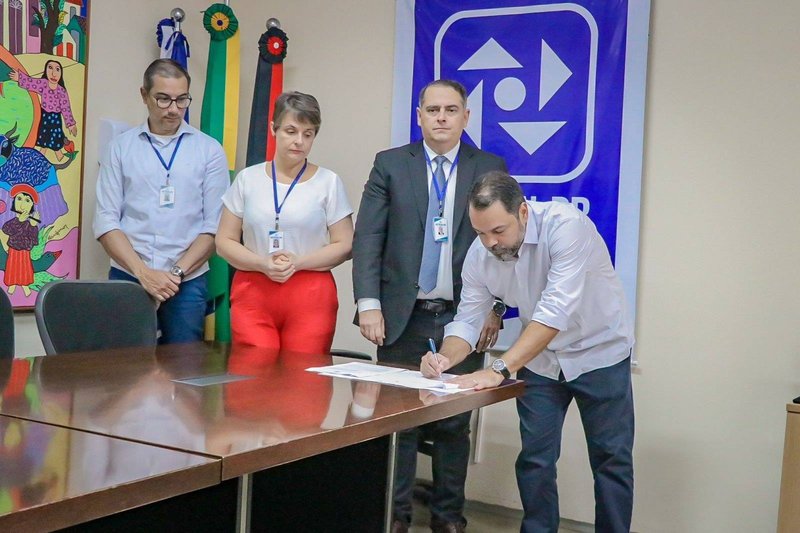 Assinatura de convênio com clubes de futebol.