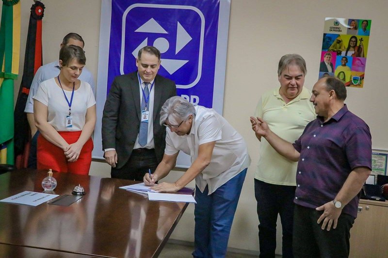 Assinatura de convênio com clubes de futebol.